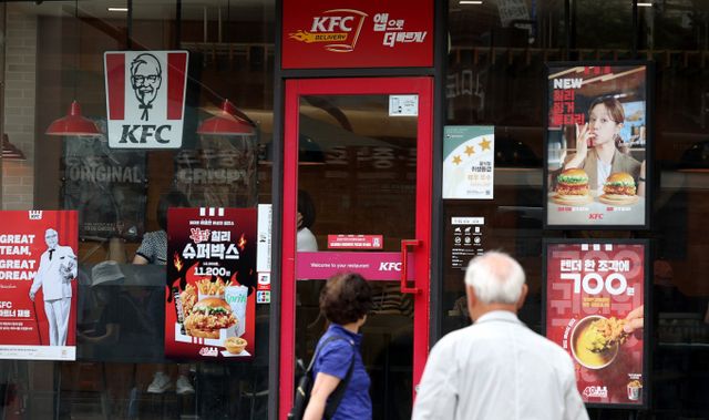 8일 투자은행 업계에 따르면 사모펀드 운용사 오케스트라프라이빗에쿼티(PE)는 KFC의 경영권을 인수한지 2년 만에 매각을 추진한다. KFC는 이날 홈페이지 공지를 통해 일부 메뉴 가격을 인상한다고 밝혔다. 업계에서는 가격 인상의 배경에 오케스트라PE가 매각을 앞두고 몸값 불리기에 나선 것으로 풀이하고 있다. 시민들이 서울 시내 한 KFC매장 앞을 지나고 있다. /사진=뉴시스