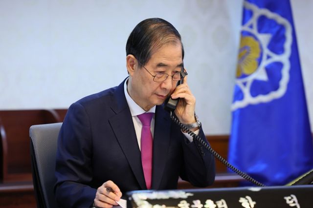 도널드 트럼프 미국 대통령이 한덕수 대통령 권한대행 겸 국무총리와의 전화통화에서 주한미군 방위비 분담 문제를 논의했다. 사진은 한 대행이 지난 8일 정부서울청사에서 트럼프 대통령과 전화 통화 하는 모습. /사진=뉴스1(국무총리실 제공)