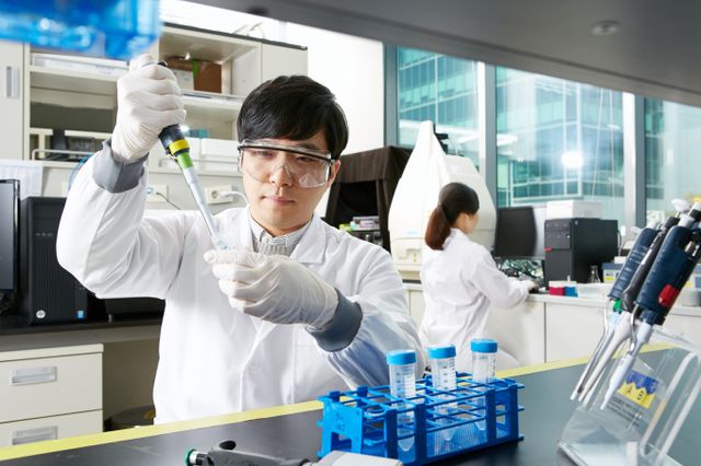 유한양행 연구원들이 연구 활동을 하고 있다. /사진=유한양행