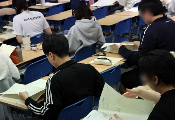 2026학년도 대학수학능력시험 6월 전국연합학력평가 일정이 오는 6월4일로 변경됐다. 사진은 2025학년도 대학수학능력시험 6월 모의평가일인 지난해 6월4일 서울 양천구 목동 종로학원 본원에서 수험생들이 2교시 수학영역 시험을 치르는 모습. /사진=뉴스1(공동취재단)
