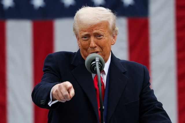 트럼프 행정부가 다시금 통상 압박 수위를 높이며 한국의 플랫폼 규제를 정조준하고 나선 점은 변수다. 사진은 도널드 트럼프 미국 대통령이 지난 2일(현지시간) 워싱턴 백악관 로즈가든에서 열린 ‘미국을 다시 부유하게’ 행사서 상호관세를 발표하는 행정명령 서명식 중 "한국, 일본과 매우 많은 다른 나라들이 부과하는 모든 비금전적 무역 장벽이 어쩌면 최악"이라고 말하는 모습. /사진=(워싱턴 로이터=뉴스1)