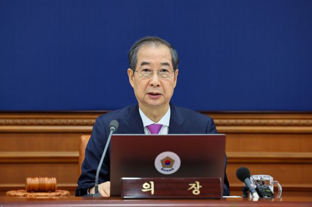 한덕수 대통령 권한대행 국무총리가 대통령 선거 차출론에 대해 출마 의사가 없다고 선을 그었다. 사진은 한 권한대행이 8일 서울 종로구 정부서울청사에서 열린 국무회의에서 발언하는 모습. /사진=뉴스1(총리실 제공) 