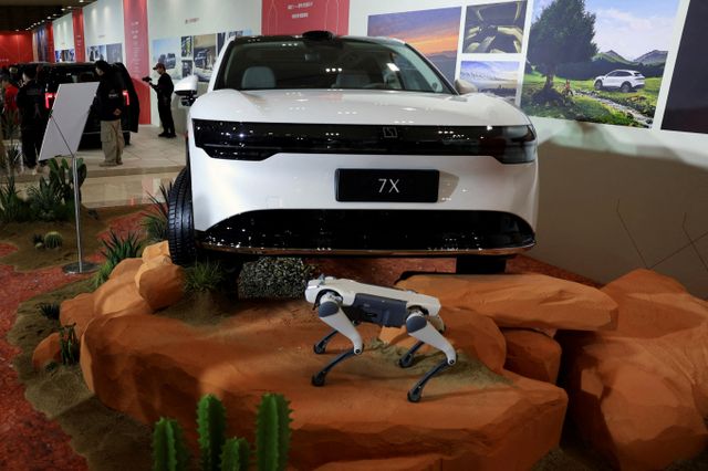 중국에 AI관련 일자리가 수요가 급증했다. 사진은 지난달 18일 중국 저장성 항저우에서 열린 중국 자동차 브랜드 지커가 전기차 출시 이벤트를 진행한 모습. 사진은 해당 기사와 상관없음. /사진=로이터