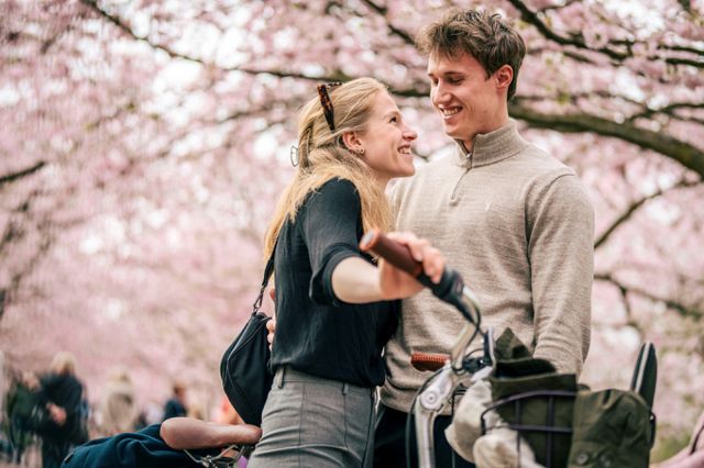 벛꽃놀이 시즌이 돌아왔다. 사진은 지난해4월9일 덴마크 코펜하겐 소재 벛꽃나무 거리에서 남녀가 미소를 머금고 서로를 바라고 있다. /사진=로이터