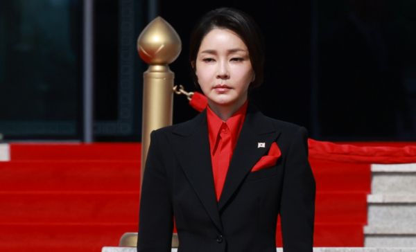 검찰이 '명태균 게이트'에서 불거진 공천 개입 의혹과 관련해 김건희 여사와 소환 조사 일정을 조율 중이다. 사진은 윤석열 전 대통령 부인 김건희 여사가 지난해 10월 서울 용산구 대통령실 청사에서 열린 국빈 방한 공식환영식에 참석한 모습. /사진=뉴시스