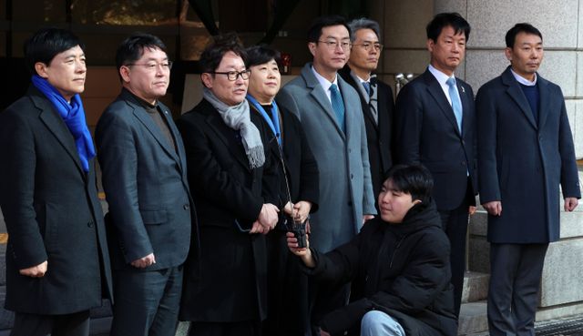 더불어민주당이 국회 법제사법위원회에서 한덕수 대통령 권한대행 겸 국무총리가 헌법재판관 후보자 2명을 지명한 것에 대한 현안질의를 추진한다. 사진은 국회법제사법위원회 더불어민주당 의원들이 서울서부지방법원 폭력 난동 사태에 따른 피해와 복구 상황을 점검하러 나온 모습. /사진=뉴시스