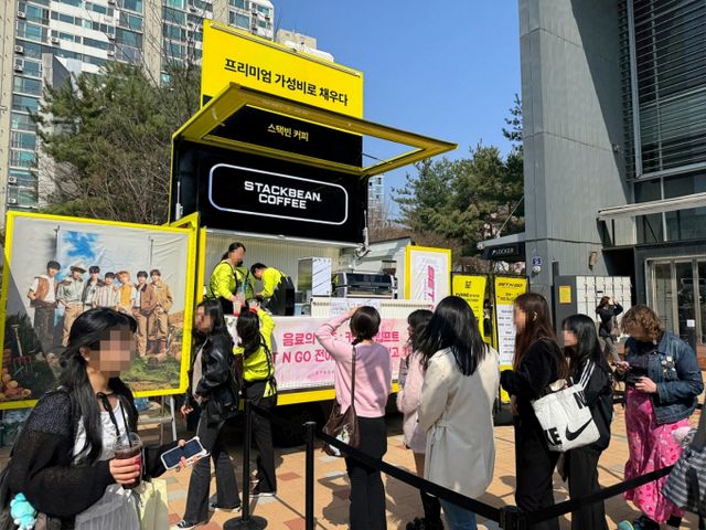 커피 브랜드 스택빈이 예스24라이브홀에서 진행된 보이그룹 이븐(EVNNE)의 첫 서울 단독 콘서트에서 커피차를 지원했다. /사진=스택빈