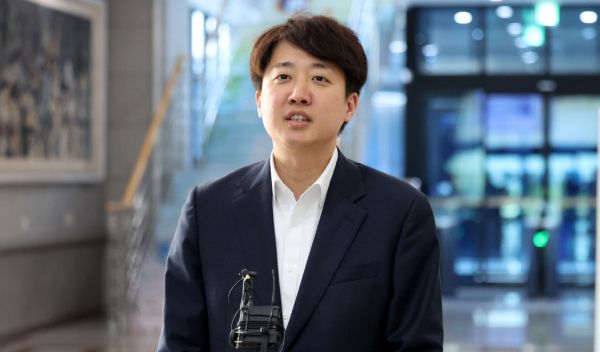 경찰이 이준석 개혁신당 의원의 학력 위조 논란이 사실이 아님을 공식 확인했다. 사진은 이 의원이 8일 경기 과천시 중앙선거관리위원회에서 제21대 대통령 선거 예비후보 등록을 마친 모습. /사진=뉴시스