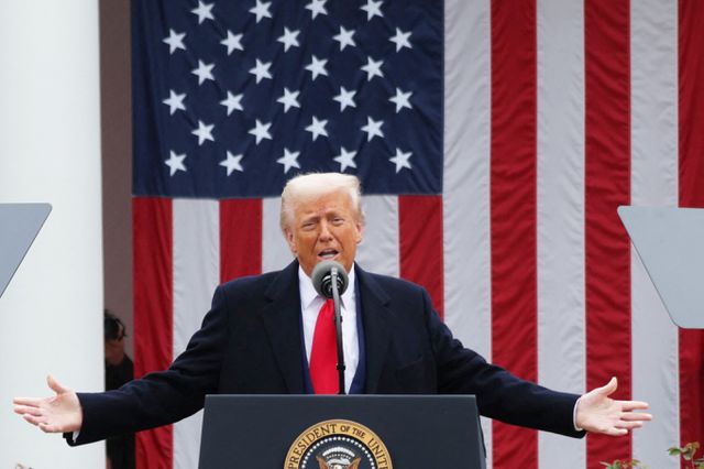 상호 관세 발효를 하루 앞둔 가운데 도널드 트럼프 대통령이 관세정책에 만족감을 드러냈다. 사진은 지난 2일 미국 워싱턴 D.C. 백악관 로즈 가든에서 관세에 관한 연설을 하고 도널드 트럼프 미국 대통령 모습. /사진=로이터