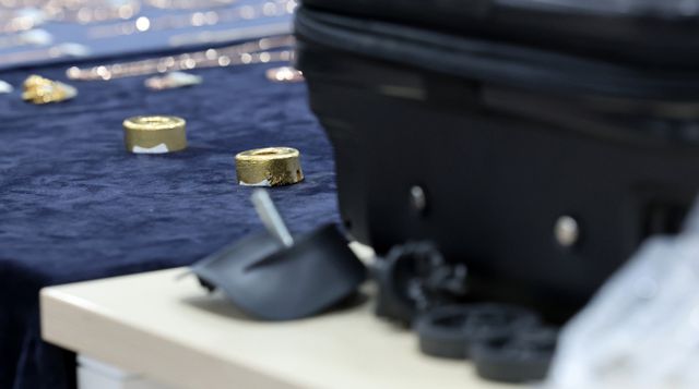 5일 관세청 통계에 따르면 2025년 2월 국내 시세가 크게 상승하면서 밀수 적발건수가 증가했다. 사진은 인천공항본부세관 수출입통관청사에서 관계자들이 여행용 캐리어 바퀴에 은닉한 금 밀수품을 공개하는 모습. /사진=뉴시스