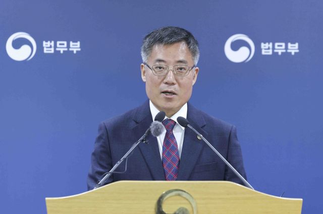 김석우 법무부 장관 직무대행이 일선 검찰청에 선거사범에 대한 철저한 대응을 주문했다. 사진은 지난 2일 김석우 법무부 장관 직무대행이 2일 오전 경기 과천시 법무부 청사에서 신 출입국 이민정책 진행 상황 브리핑을 하고 있는 모습. /사진=뉴시스