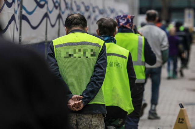 대흥건설이 법정관리 신청을 준비하고 있다. 사진은 서울시내 아파트 건설현장 건설노동자들의 모습. /사진=뉴시스