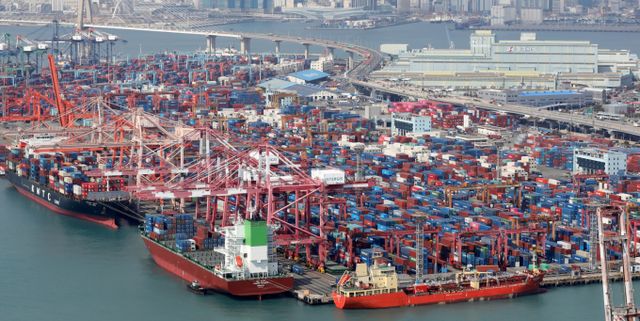 올 2월 경상수지가 71억8000만달러로 집계되면서 22개월 연속 흑자 행진을 이어갔다. 사진은 부산항 감만부두 야적장에 컨테이너가 쌓여 있다./사진=뉴스1