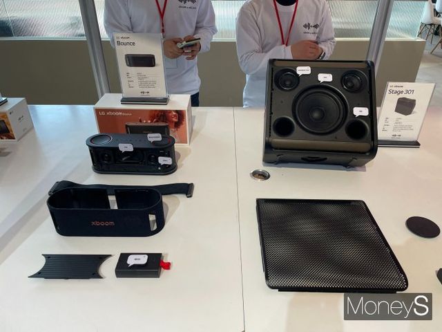 LG 엑스붐 바운스(왼쪽)과 LG 엑스붐 스테이지 301. / 사진=이한듬 기자