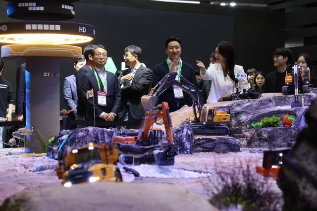 8일 정기선 수석부회장이 2025서울모빌리티쇼 HD현대관에서 RC 굴착기 디오라마를 둘러보고 있다. /사진=HD현대