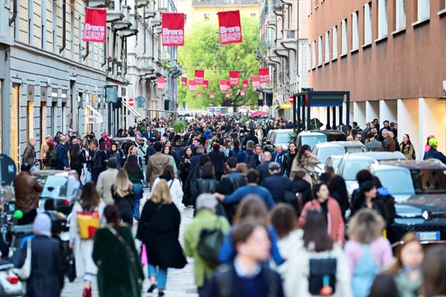 사진은 지난9일(현지시각) 이탈리아 밀라노에서 열린 밀라노 디자인 위크 2025에서 사람들이 전시회를 방문하며 거리를 걷고 있는 모습. 사진=로이터