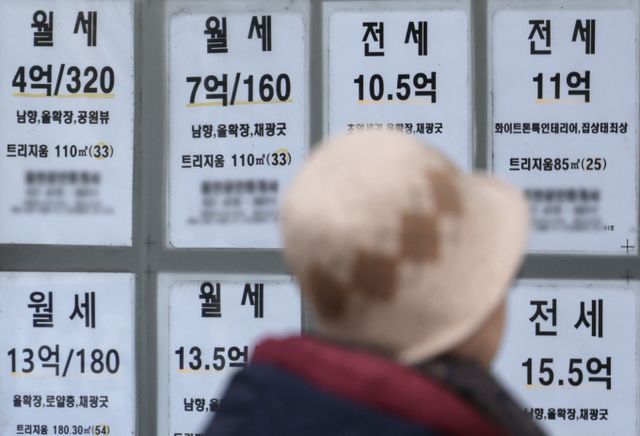 정부가 주택시장 안정을 위한 대책으로 '한국형 리츠' 도입을 추진한다. 서울의 한 공인중개사 앞 /사진=뉴시스