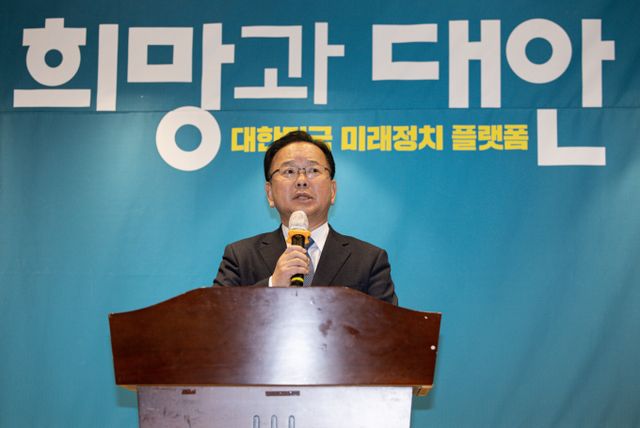 비명계 대선 후보로 알려진 김부겸 전 국무총리가 더불어민주당 대선 경선에 참여하지 않겠다는 의사를 밝히며 대선 불출마를 공식화했다. 사진은 지난 2월18일 경기도 광명시 일직동 광명역사컨벤션웨딩홀에서 열린 비명(비이재명)계 주도의 야권 대선주자 연대 플랫폼 '희망과 대안' 포럼 창립식에서 축사를 진행 중인 김부겸 전 국무총리의 모습. /사진=뉴스1