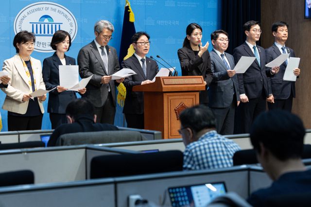 더불어 민주당이 9일 서면브리핑을 통해 한덕수 대통령 권한대행의 헌법재판관 지명 철회를 촉구했다. 사진은 8일 서울 여의도 국회 소통관에서 열린 기자회견에서 한 대행의 지명에 대해 입장을 밝히는 더불이민주당원들의 모습. /사진=뉴스1