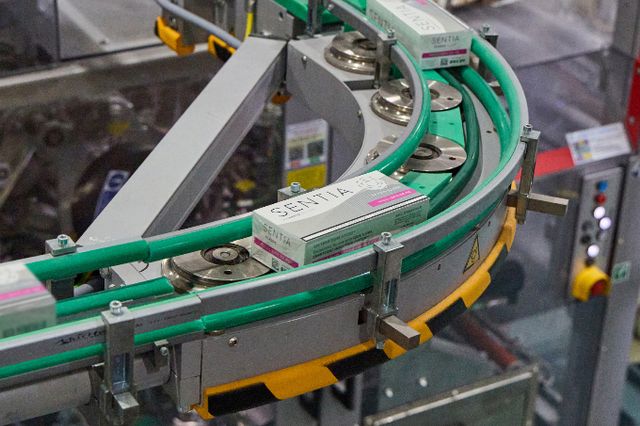 경남 양산 한국필립모리스공장은 비연소 제품인 테리아 18종과 센티아 4종의 제조를 맡는다. 센티아 패커 장비 공정에서 스틱이 보루 단위로 포장됐다. /사진=한국필립모리스