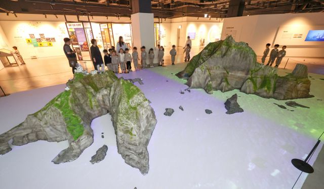 일본 정부가 독도를 일본땅이라고 주장하자 서경덕 교수는 우리 정부의 독도 전략 재정비를 촉구했다. 사진은 지난해 10월25일 서울 영등포구 독도체험관을 찾은 아이들이 독도 모형을 살펴보는 모습. /사진=뉴시스