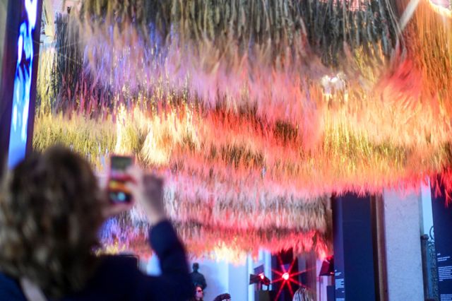 최대 규모 디자인 행사 '2025 밀라노 디자인 위크'가 개막했다. 사진은 지난9일(현지시각) 2025 밀라노 디자인 위크를 찾은 한 방문객이 설치 작품을 촬영하는 모습. /사진=로이터