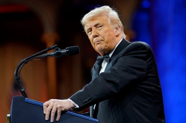 도널드 트럼프 미국 대통령이 수입 의약품에 별도 관세를 부과하겠단 발언에 셀트리온이 9일 52주 신저가를 기록했다. 사진은 트럼프 대통령이 지난 8일(현지시각) 미국 워싱턴 D.C. 국립건축박물관에서 열린 NRCC(전국공화당 의회위원회)만찬에 참석한 모습. /사진=로이터