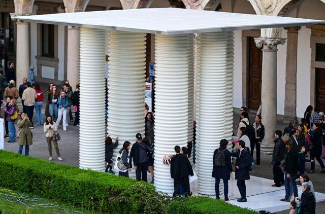 최대 규모 디자인 행사 '2025 밀라노 디자인 위크'가 개막했다. 사진은 지난9일(현지시각) 2025 밀라노 디자인 위크를 방문한 사람들이 설치 작품을 살펴보고 있는 모습. /사진=로이터