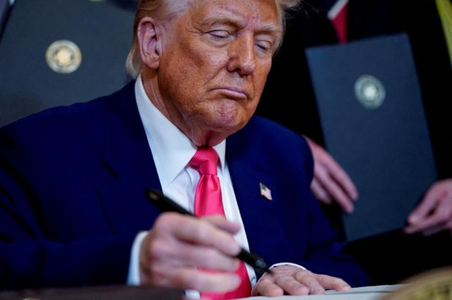 도널드 트럼프 미국 대통령의 상호관세 조치가 9일 오후 1시1분 기준 현실화하면서 코리아 밸류업 지수가 역대 최저치를 찍었다. 사진은 트럼프 미국 대통령이 8일(현지시각) 미국 워싱턴 D.C. 백악관에서 행정명령에 서명하는 모습. /사진=로이터