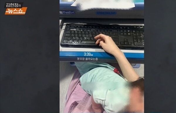 신생아 학대 피해를 본 신생아 가족은 심적 고통을 호소했다. 사진은 신생아 중환자실에서 신생아를 안고 '분조장 올라온다'고 쓴 간호사 게시물. /사진=CBS '김현정의 뉴스쇼' 캡처