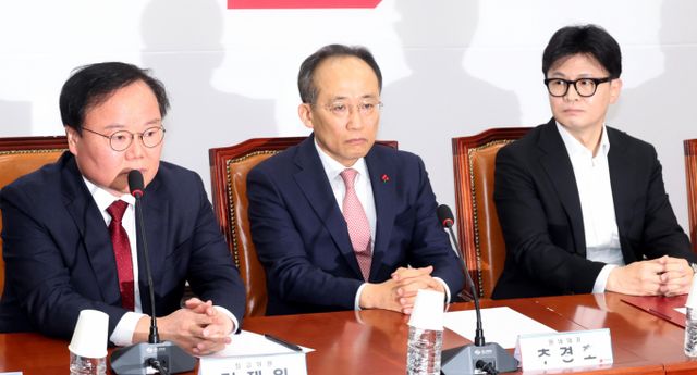 김재원 전 국민의힘 최고위원이 다른 대선 후보와의 연대 가능성에 대해 '실현가능성이 낮다'고 밝혔다. 사진은 6일 국민의힘 긴급최고위원회에서 발언하는 김재원 전 최고위원(왼쪽)과 그를 바라보는 한동훈 전 대표(오른쪽). /사진=뉴시스