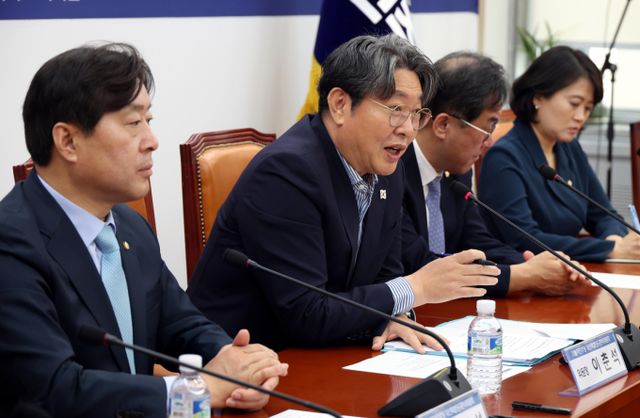 더불어민주당이 조기 대선 후보 선출을 위한 경선룰을 오는 10일까지 결정하기로 했다. 사진은 이춘석 더불어민주당 대선특별당규준비위원장(왼쪽 두 번째)이 9일 오후 국회에서 열린 민주당 대선특별당규준비위원회 제1차회의에서 발언을 하고 있는 모습. /사진=뉴시스