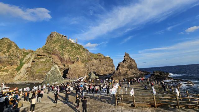 서경덕 교수는 우리 정부의 독도 전략 재정비 필요성을 언급했다. 사진은 지난해 10월25일 독도의 날을 맞아 경북 울릉군 울릉읍 독도를 찾은 관광객들이 태극기와 함께 섬 주변을 돌아보는 모습. /사진=뉴스1