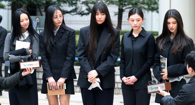 전속 계약 분쟁 중인 그룹 뉴진스가 소속사 어도어의 승인 없는 연예 활동을 금지하도록 한 가처분 인용에 불복해 낸 이의신청 심문기일이 10여분만에 종료됐다. 사진은 지난달 7 서울 서초구 서울중앙지방법원에서 열린 '어도어, 뉴진스 상대 기획사 지위보전 및 광고계약 체결 등 금지 가처분' 심문기일을 마친 후 취재진의 질문에 답변한 걸그룹 뉴진스. /사진=뉴시스