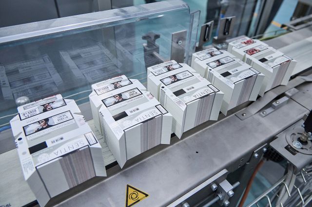 한국필립모리스는 비연소제품인 센티아를 지난 3일부터 전국에 출시했다. 센티어 패키징 자재가 패커(Packer) 장비에 들어가기 전 대기 상태에 있다. /사진=한국필립모리스