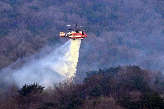 환경부가 최근 연쇄 발생한 대형 산불 피해를 사전에 예방할 수 있도록 전체 국립공원에 인공지능 기술이 적용된 CCTV를 설치하고 진화 인력·장비를 확충하기로 했다고 9일 밝혔다. 사진은 지난 8일 경남 하동군에서 산불진화헬기가 진화작업을 펼치고 있는 모습. /사진=뉴시스