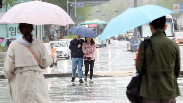 10일 전국적으로 흐린 날씨가 예상되며 오후까지 가끔 비가 내릴 예정이다. 사진은 기사와 직접적인 관련이 없음. /사진=머니투데이