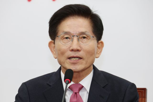 김문수 전 고용노동부 장관이 9일 국민의힘 입당 절차를 진행했다. 사진은 김 전 장관이 9일 서울 여의도 국회를 찾아 권영세 국민의힘 비상대책위원장, 권성동 국민의힘 원내대표와의 면담에서 발언하는 모습. /사진=뉴스1