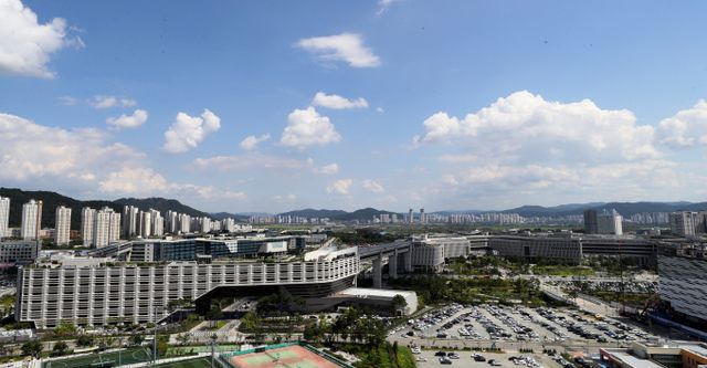 부동산 전문가들은 세종으로의 행정수도 이전이 수도권 과밀화 문제를 해결하는 데 일부 기여할 수 있을 것으로 분석한다. 사진은 세종시 어진동 정부세종청사 전경. /사진=뉴시스