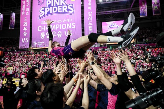한국 여자 배구의 아이콘 김연경이 21년 동안의 프로생활을 정리했다. 사진은 지난 8일 인천 부평구 삼산월드체육관에서 열린 도드람 V리그 여자부 챔피언결정전 5차전 흥국생명과 정관장의 경기에서 통합우승을 차지한 김연경이 헹가래를 받는 모습. /사진=뉴시스