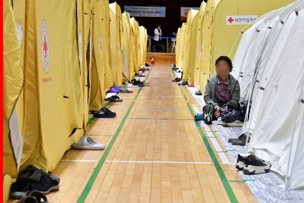 경북 지역 산불로 삶의 터전을 잃은 이재민들에게 구호품으로 쓸 수 없는 물건이 착불로 도착하는 일들이 발생했다. 사진은 경북 영덕군 산불대피소인 영덕국민체육센터 모습. /사진=뉴스1