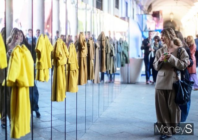 최대 규모 디자인 행사 '2025 밀라노 디자인 위크'가 개막했다. 사진은 지난9일(현지시각) 2025 밀라노 디자인 위크를 찾은 방문객들이 설치 작품들을 바라보는 모습. /사진=로이터