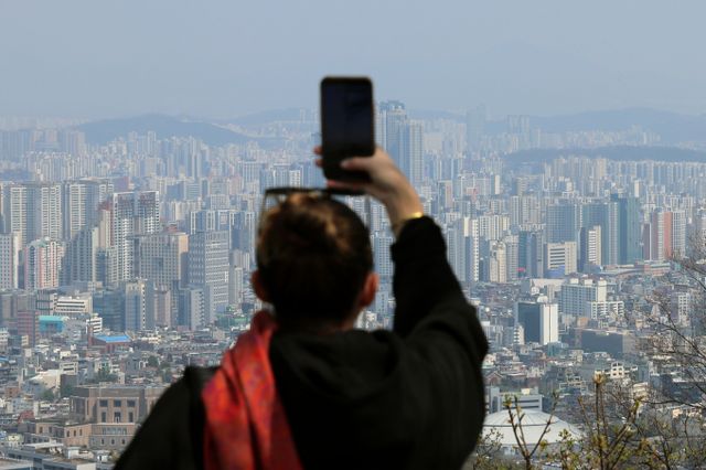 정부가 주택시장 안정을 위한 대책으로 '한국형 리츠' 도입을 추진한다. 사진은 이날 서울 남산에서 바라본 아파트 단지 모습. /사진=뉴스1