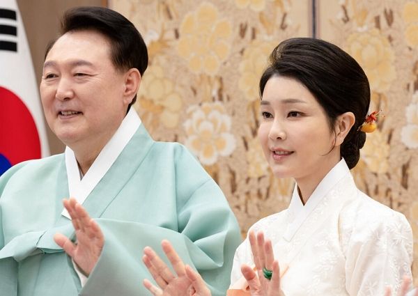 이동훈 개혁신당 수석대변인이 윤석열 전 대통령의 성정을 엿볼 수 있는 경험담을 털어놨다. 사진은 기사의 이해를 돕기 위한 윤석열 전 대통령과 부인 김건희 여사가 지난해 9월13일 다문화가정 어린이들과 함께 한가위 명절 인사를 전하는 모습. /사진=뉴스1(대통령실 제공)