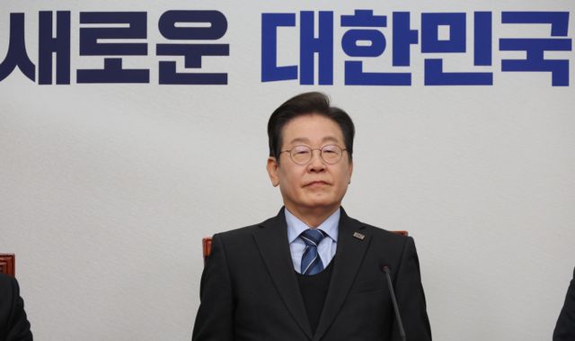 이재명 더불어민주당 의원이 당 대표직을 사퇴하고 대선 주자로서의 행보를 이어갔다. 사진은 9일 서울 여의도 국회에서 열린 더불어민주당 최고의원회에 참석한 이재명 민주당 의원의 모습. /사진=뉴시스