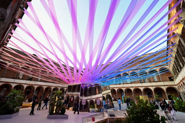 최대 규모 디자인 행사 '2025 밀라노 디자인 위크'가 개막했다. 사진은 지난9일(현지시각) 2025 밀라노 디자인 위크를 방문한 사람들이 설치 작품들을 구경하고 있다. /사진=로이터