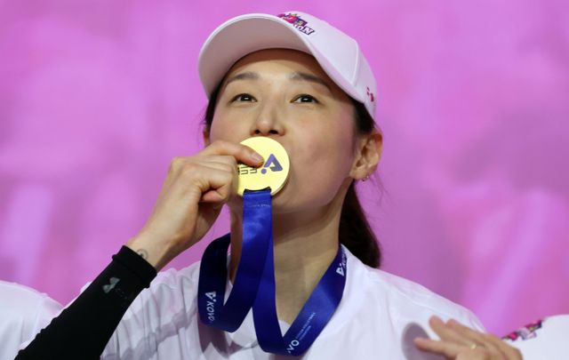 한국 여자 배구의 아이콘 김연경이 선수로서 마지막 우승 트로피를 들어올렸다. 사진은 지난 8일 인천 부평구 삼산월드체육관에서 열린 도드람 V리그 여자부 챔피언결정전 5차전 흥국생명과 정관장의 경기에서 통합우승을 차지한 김연경이 우승 세리머니를 하는 모습. /사진=뉴스1