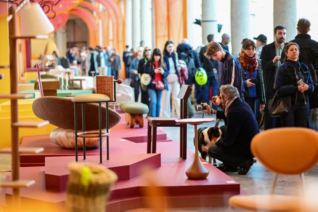 최대 규모 디자인 행사 '2025 밀라노 디자인 위크'가 개막했다. 사진은 지난9일(현지시각) 2025 밀라노 디자인 위크를 찾은 방문객이 설치 작품들을 구경하며 촬영하는 모습. /사진=로이터