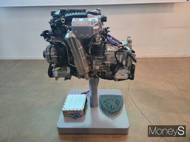 스텔란티스 코리아가 9일 테크 아카데미 행사를 열고 '스마트 하이브리드'의 기술력을 소개했다. 사진은 스마트 하이브리드 엔진 모습./사진=김이재 기자