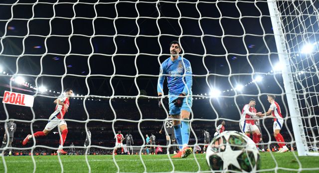 아스널이 데클란 라이스의 활약에 힘입어 레알 마드리드를 3-0으로 꺾었다. 사진은 9일(한국시각) 영국 런던 아스널 스타디움에서 열린 유럽축구연맹 챔피언스리그 8강 1차전 레알 마드리드와 아스널의 경기에서 출전한 티보 쿠르트아가 세번째 실점을 바라보는 모습. /사진=로이터